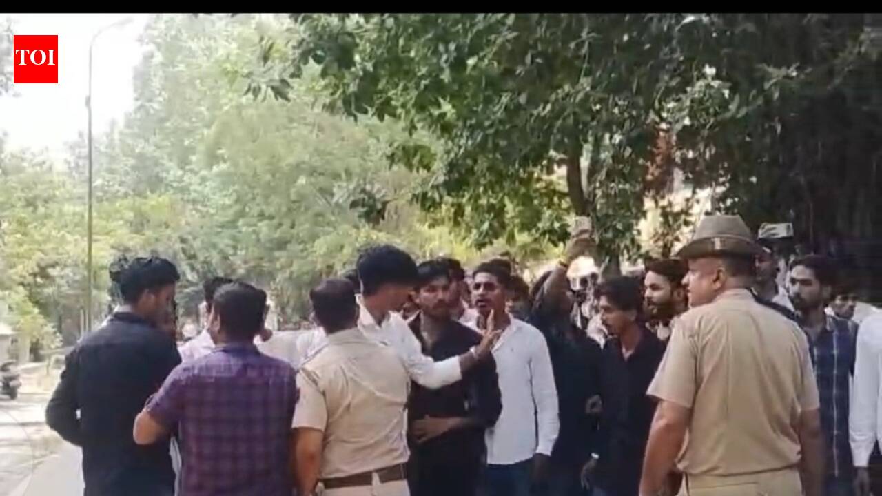 ABVP, NSUI workers clash at Kota college over damaged Vivekananda statue
