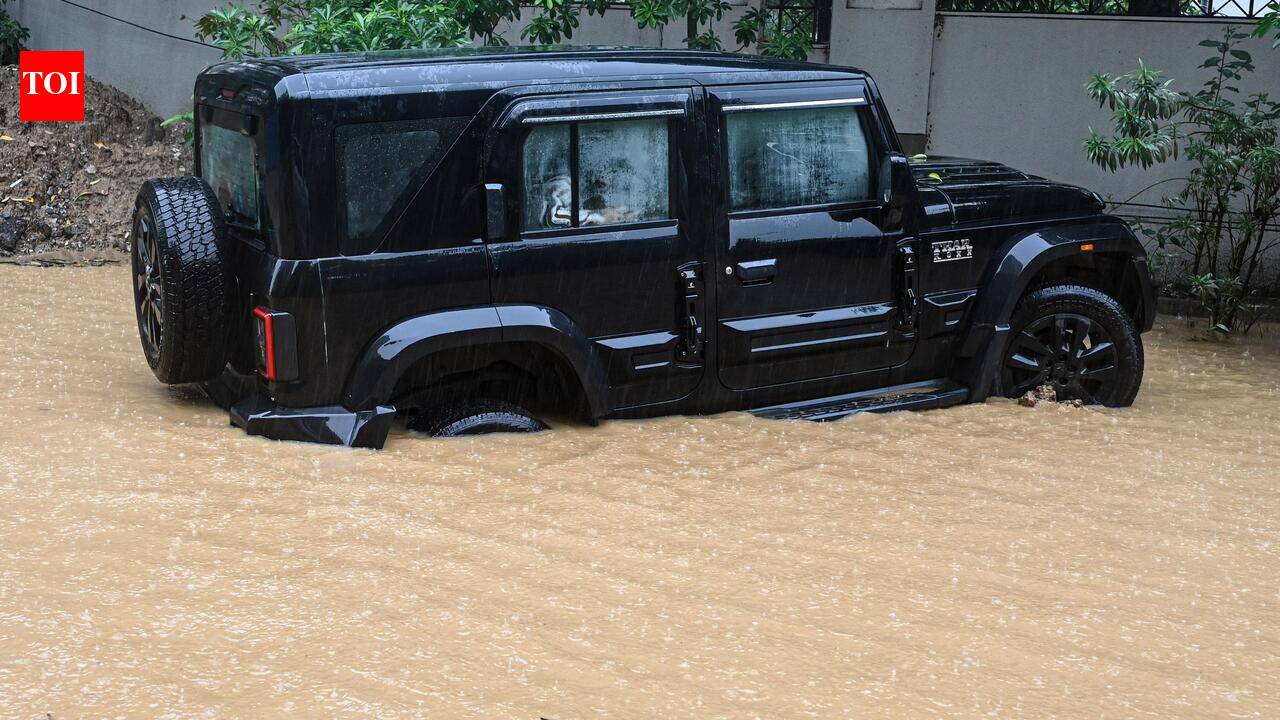 Mayor blames residents, councillor blames contractors, commissioner blames infra