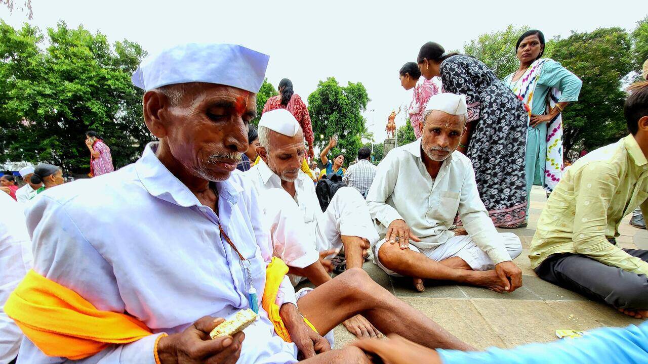 Prayers, rest & seva as warkaris halt in Pune