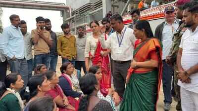 Relatives say rescue op slow with no politician around to hurry team