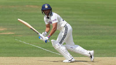 ind-w-vs-eng-w-test-cricket-match-day-1.jpg