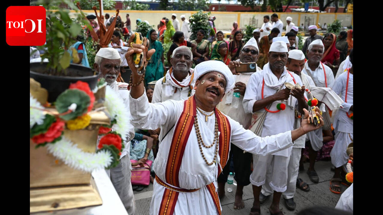 Thousands join the Pandharpur Wari as it passes through the city
