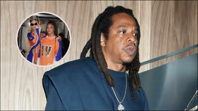  Sings ‘Can’t Knock the Hustle’ and ‘Feelin It’ with his family
