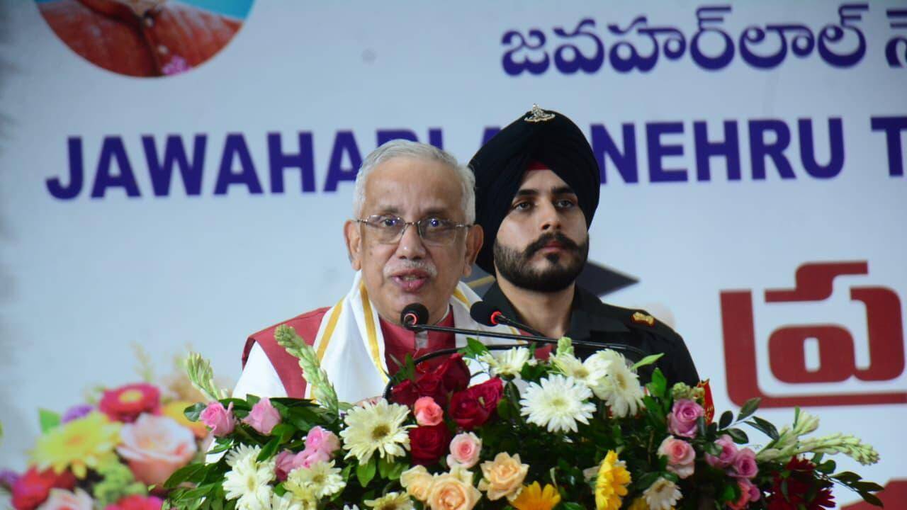 Dream big, build better nation: AP governor