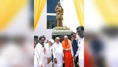 Siddaramaiah unveils MP Prakash statue, recalls legacy