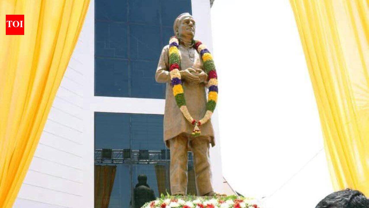 Siddaramaiah unveils MP Prakash statue, recalls legacy