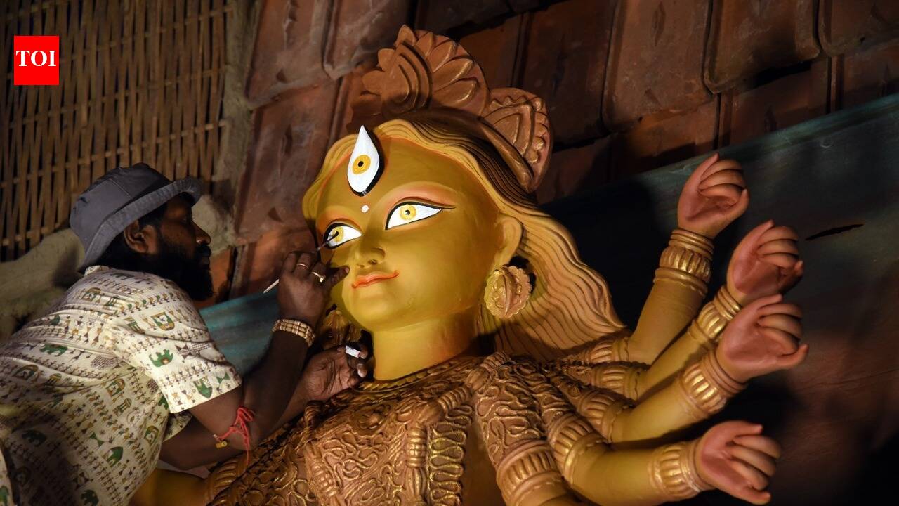 Pujo themes focus on traditions, art this year