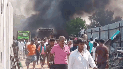 देखें: तमिलनाडु के करूर में तीन बसों में भीषण आग लगने से आसमान में धुएं का गुबार छा गया