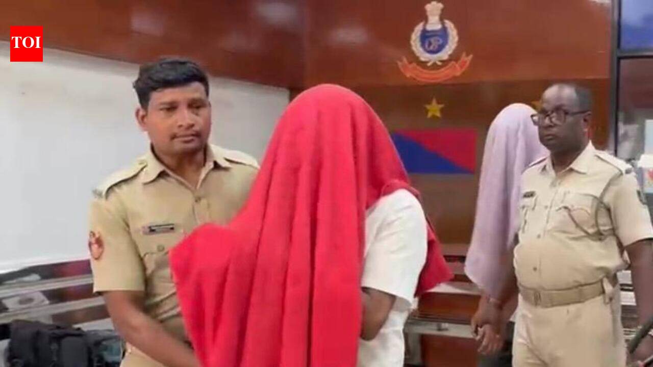 Jeweller among 2 arrested for stealing gold bracelet