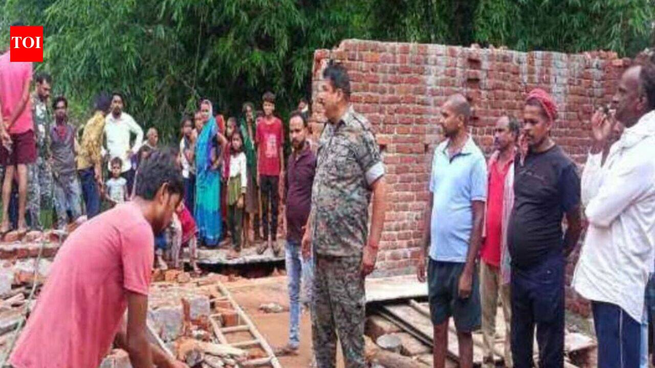 Balcony collapse kills woman, son in Giridih; mason critically injured