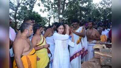 Final rites performed by singer’s granddaughter