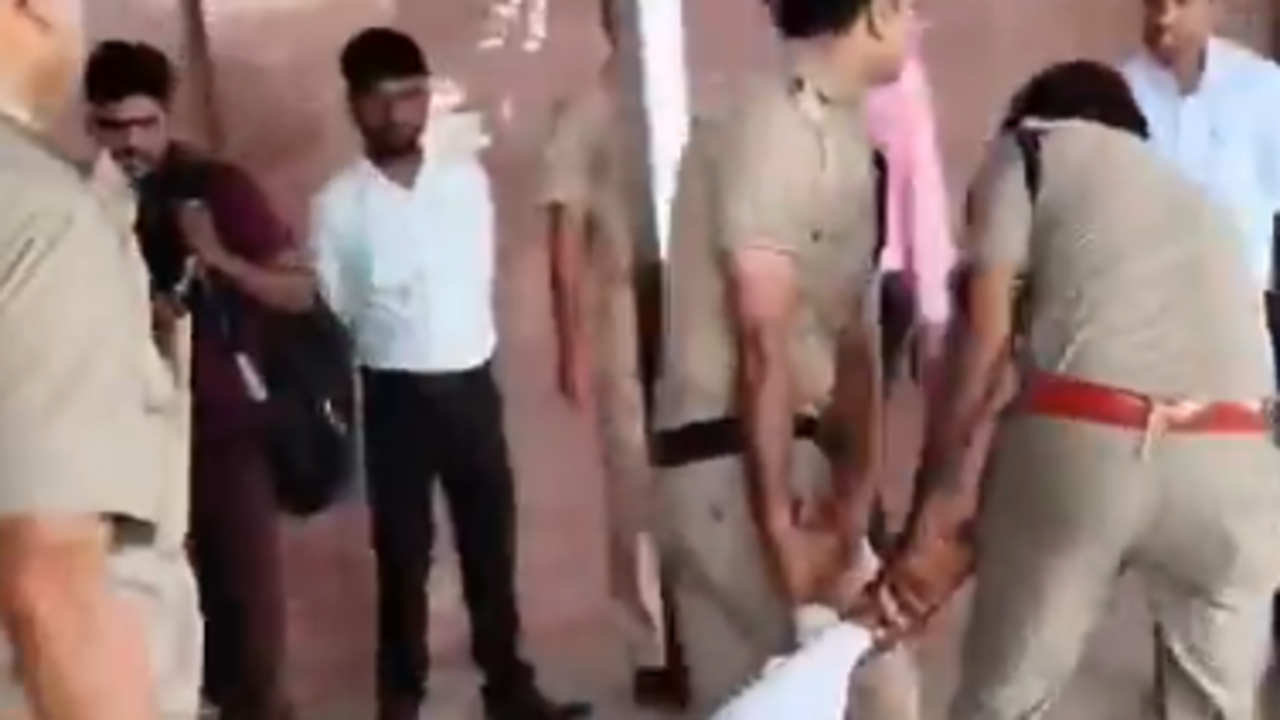 4 RPF men thrash rly official at Agra Cantt stn, suspended