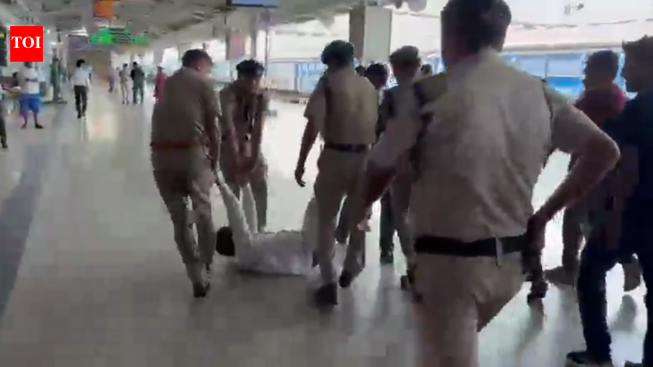 4 RPF men suspended after clash with rly staff over train halt