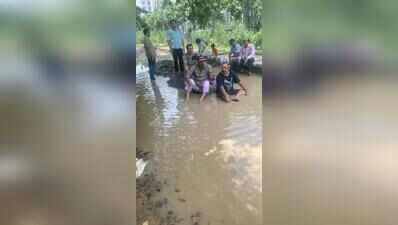 RWAs hold ‘Keechad Mahotsav’ to protest waterlogged, cratered roads