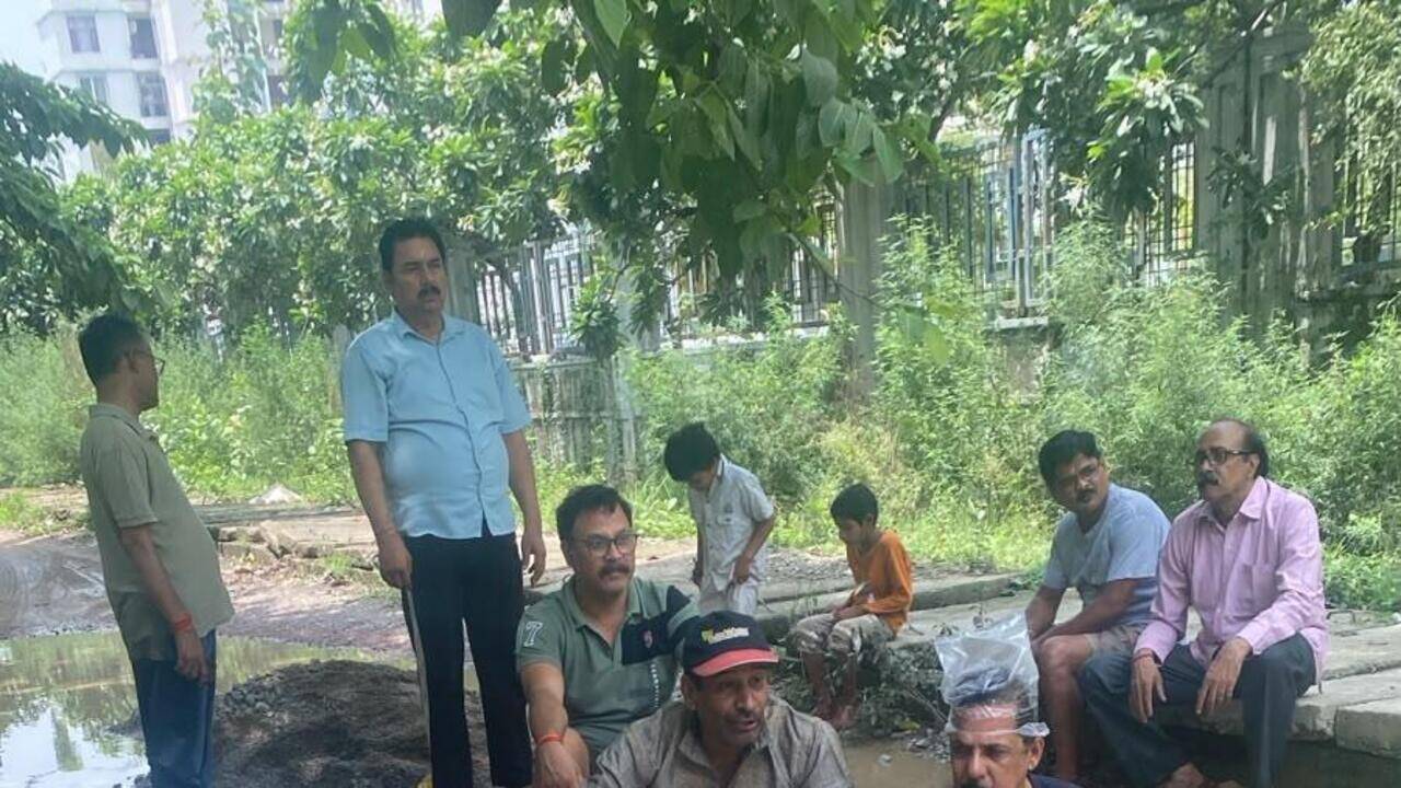 RWAs hold ‘Keechad Mahotsav’ to protest waterlogged, cratered roads