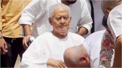 Pyarelal Sharma bids final goodbye to wife Sunila Sharma in wheelchair - watch video