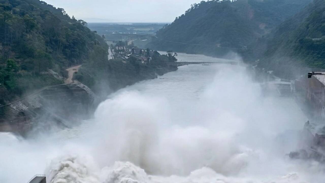 Dhemaji, Lakhimpur sound flood alert as Subansiri water level rises