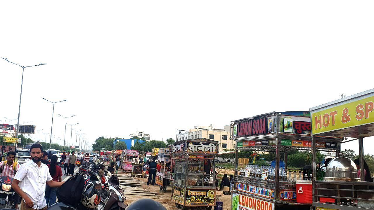 Illegal food stalls choke Jagatpura service lane, residents suffer