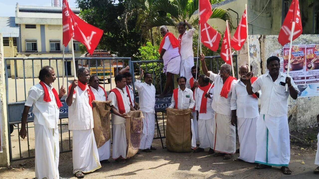 Farmers accuse TNCSC of hoarding old sacks instead of paddy in godowns
