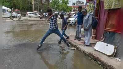 Sewage floods entrance to Gurgaon’s corporate hub, 3 weeks & counting