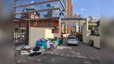 PCMC‘s waste management system collapses, garbage piles up in nooks & corners