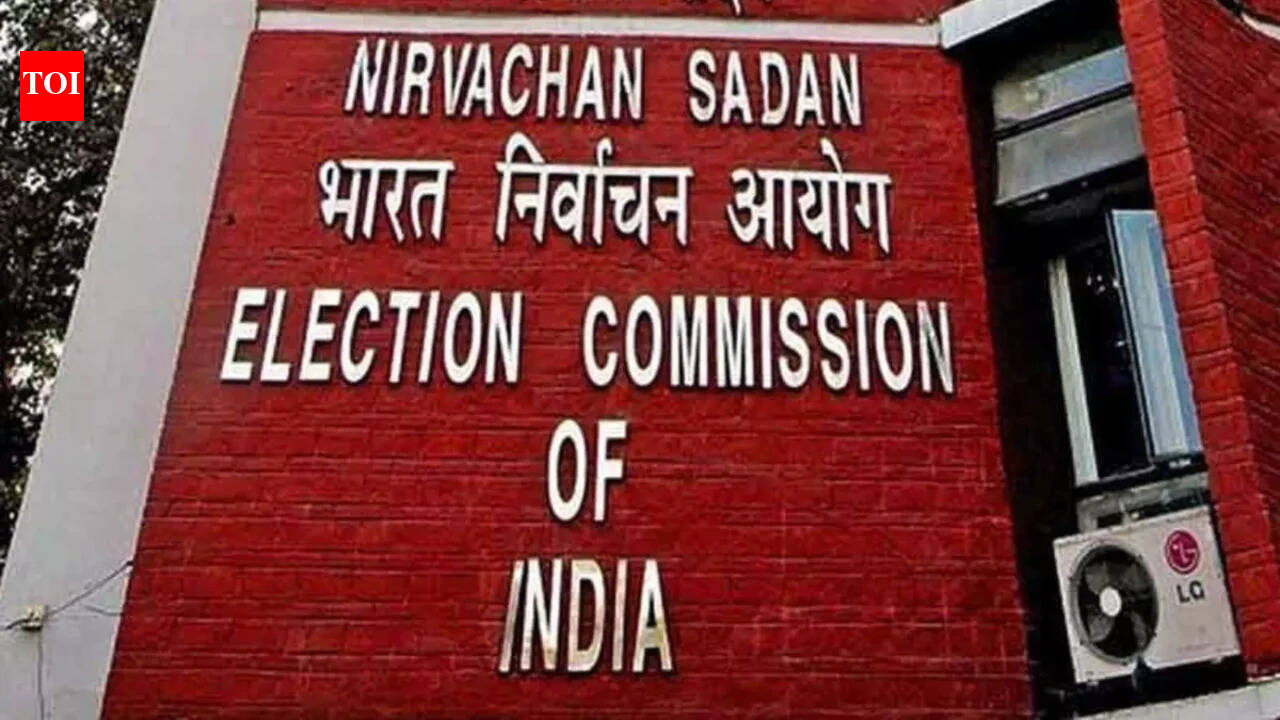 Citing former PM Manmohan Singh, BJP says Congress has habit of discrediting Election Commission