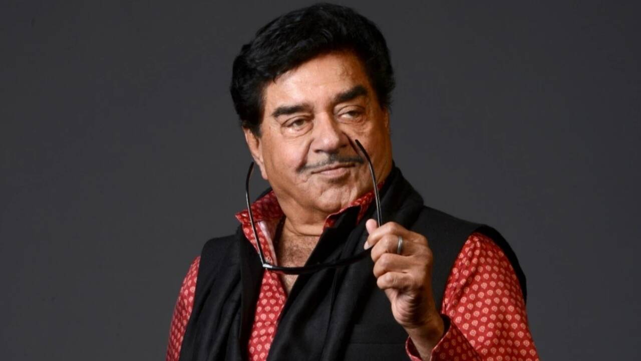 'Haath neeche': Shatrughan Sinha’s 'harsh' gesture to a fan posing for cameras at Akansha Ranjan and Sharan Sharma wedding reception divides social media