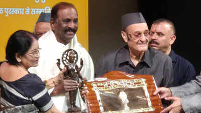 'ప్రతి తమిళ ఇంటికి ఒక అవార్డు': కవి మరియు గేయ రచయిత వైరముత్తు ప్రతిష్టాత్మక 60వ జ్ఞానపీఠ్ అవార్డును తమిళ సమాజానికి అంకితం చేశారు
