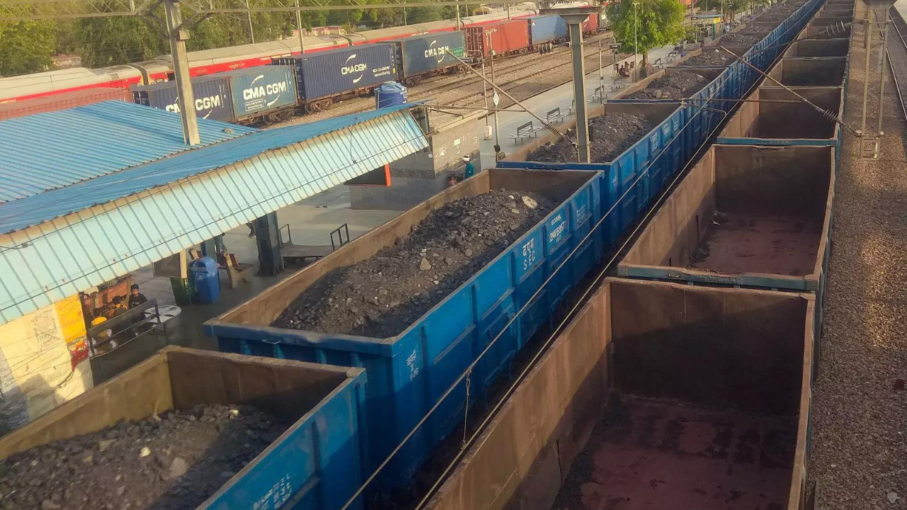 रेलवे ने परियोजना ठेकेदारों के लिए नियम कड़े किये; कवर्ड फ्लाई ऐश परिवहन का अनावरण किया और एकीकृत लाइसेंस जारी किया