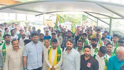 Former BJP Yuva Morcha leader Mukesh Janjhontara joins JJP with hundreds of supporters in Haryana