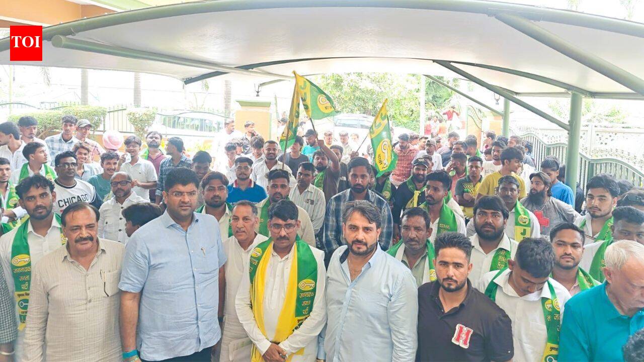 Former BJP Yuva Morcha leader Mukesh Janjhontara joins JJP with hundreds of supporters in Haryana
