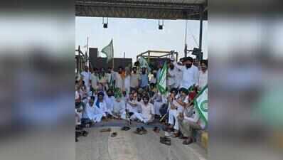Protesting farmers make toll plazas free for commuters