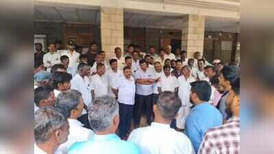 Over 500 farmers launch overnight protest outside Belagavi KNNL office