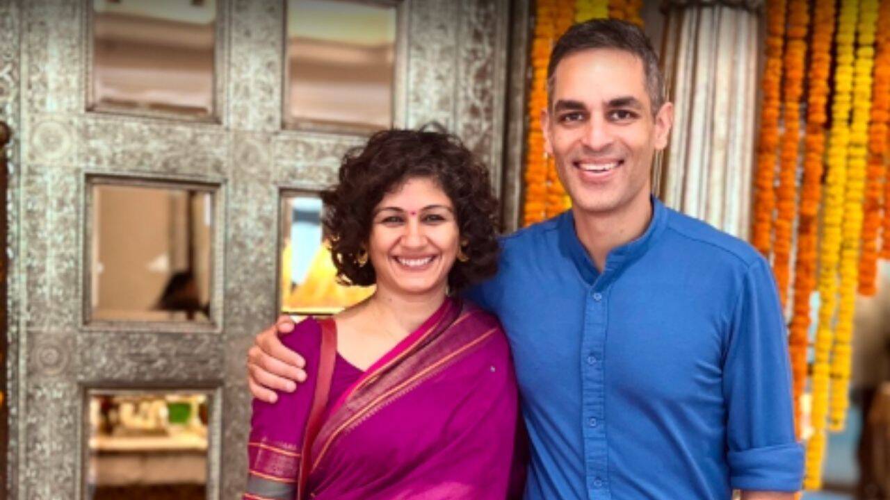 “हम अमीर दिखने के लिए पैसे खर्च नहीं करते हैं”: भारतीय उद्यमी अंकुर वारिकू और उनकी पत्नी रुचि ने पैसे के पांच नियमों को साझा किया है जिनका वे दो बच्चों का पालन-पोषण करते समय पालन करते हैं।