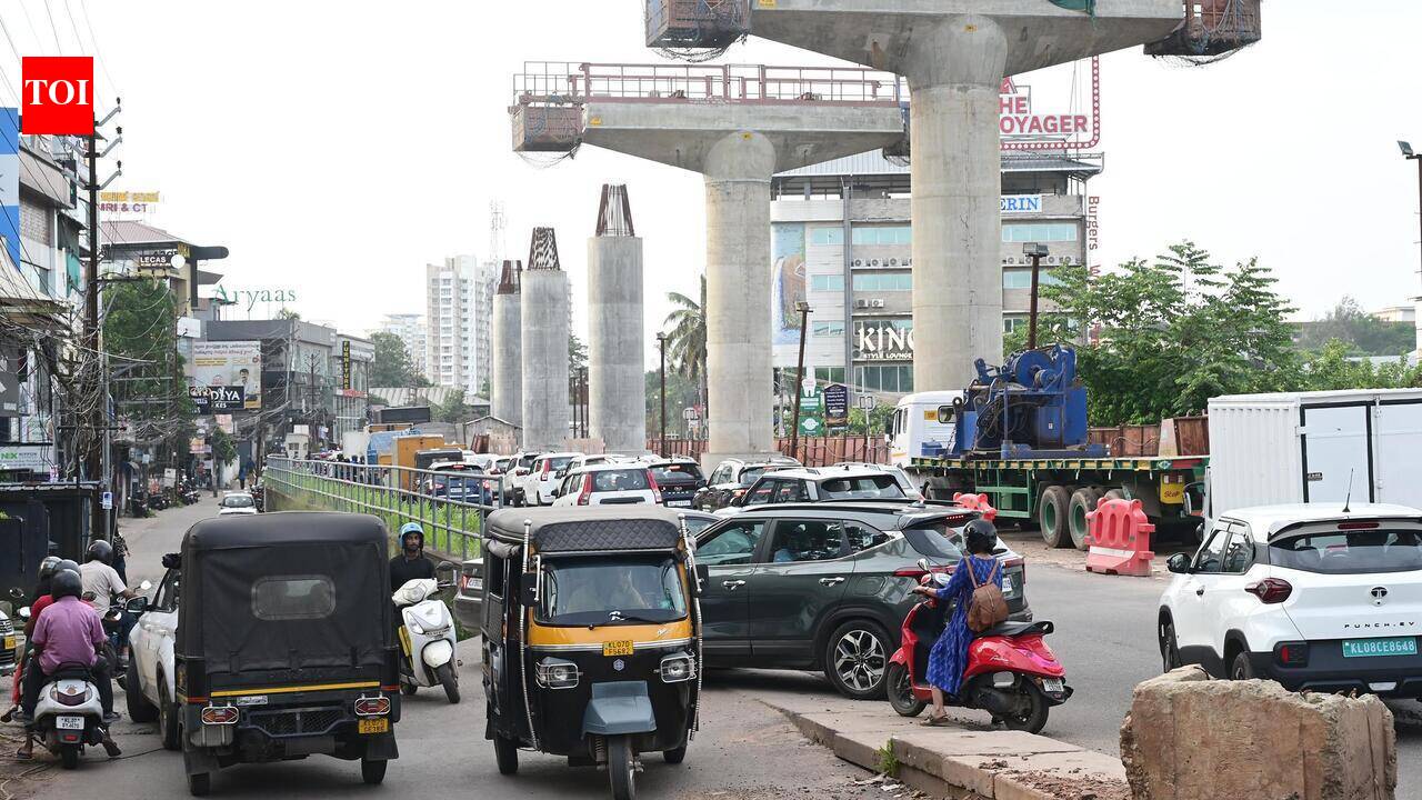 Peak-hour traffic gridlock along Seaport-Airport Road hits commuters; KMRL promises relief ‘soon’
