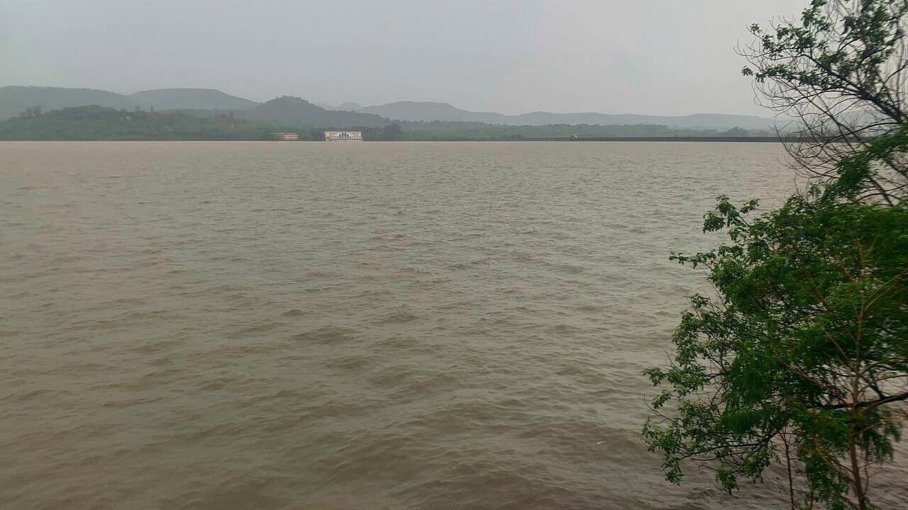 Dam inflows stagnate as rain eases, stock steady at 57%
