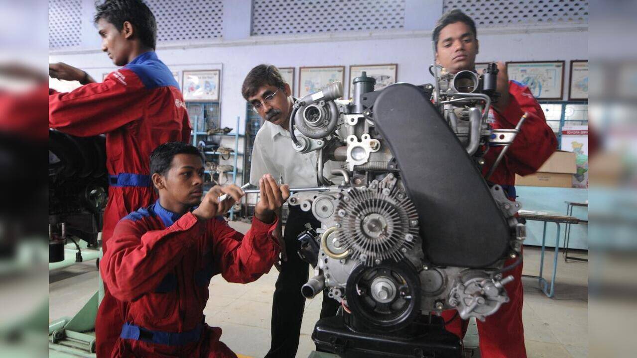महाराष्ट्र सरकारच्या १०० हून अधिक आयटीआय अभ्यासक्रमांना केंद्रीय शिक्षुता योजनेत स्थान नाही