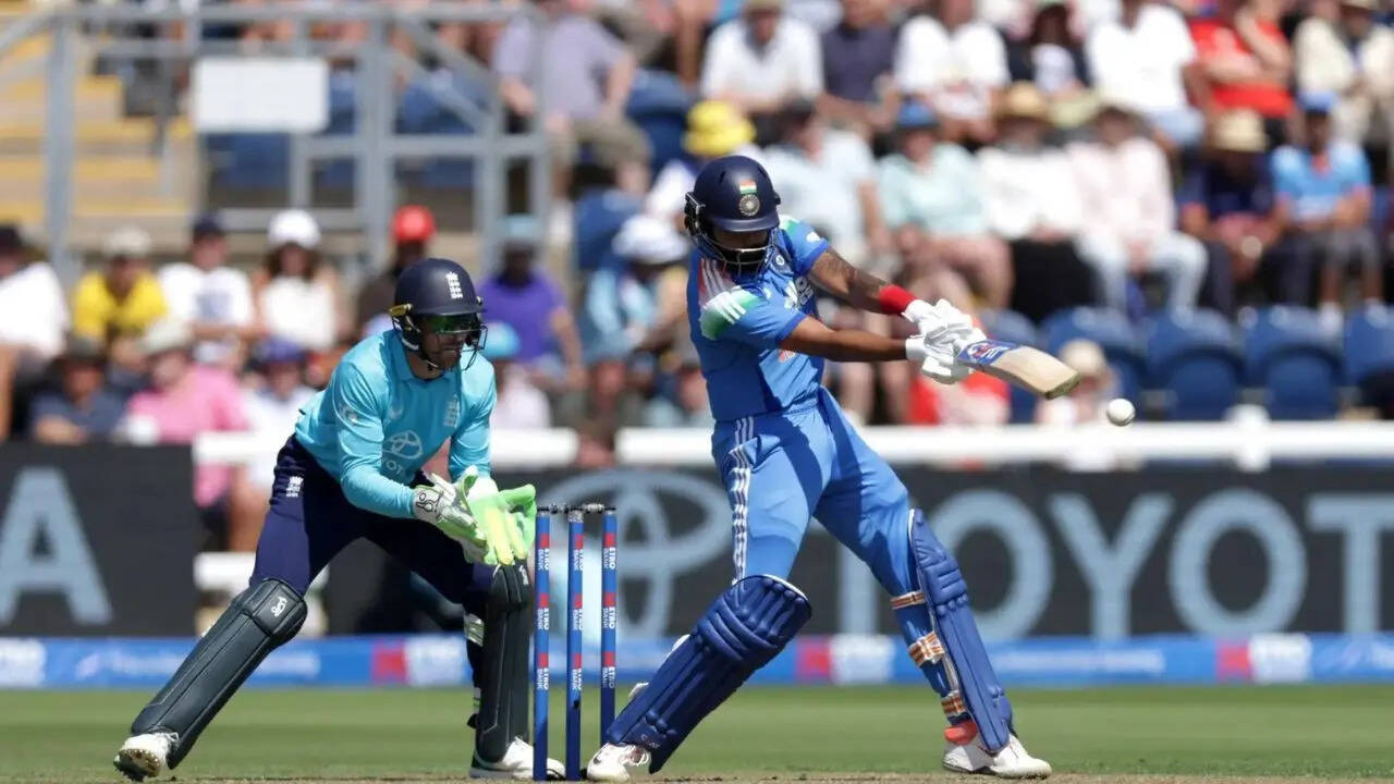 Ind vs Eng, 2nd ODI Live: Iyer brings up 50; India eye total over 300