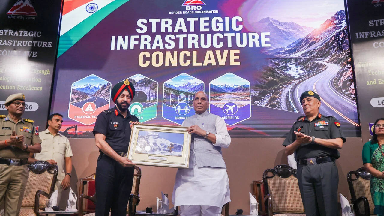 बॉर्डर इन्फ्रा भविष्य में अपरिहार्य भूमिका निभाएगा: राजनाथ; विश्व स्तरीय बुनियादी ढाँचा बनाने के लिए विशिष्ट तकनीक अपनाने के लिए बीआरओ की सराहना | भारत समाचार