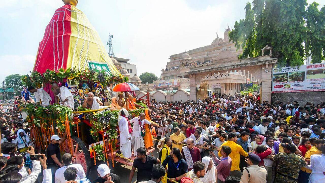 Jagannath Rath Yatra draws over 2L devotees, CM pulls chariot
