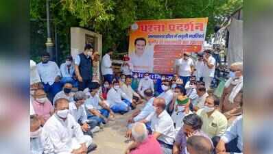 Cong protests fish deaths at Ana Sagar, seeks FIR against officials