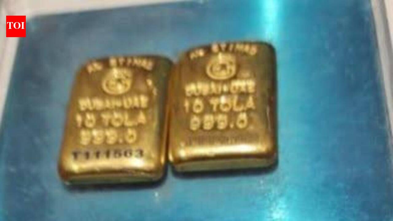 Woman flyer from Abu Dhabi held with two gold bars weighing 233g