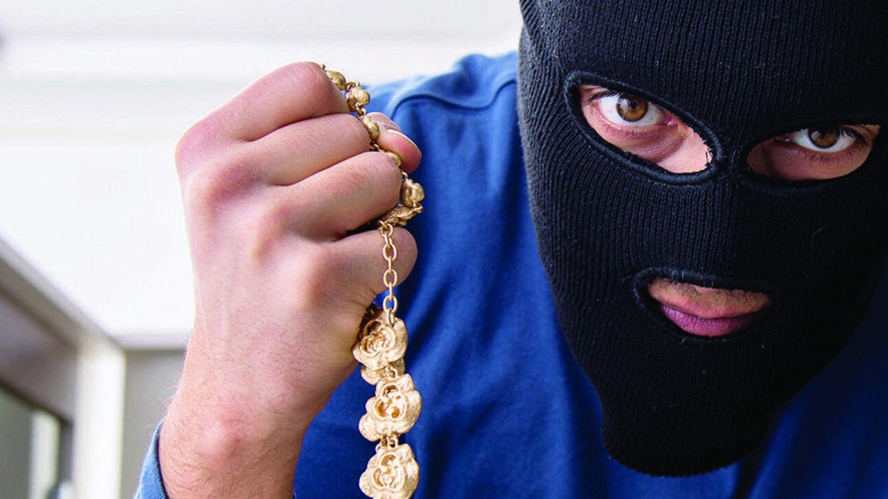 Four rob two tourists at knifepoint in Maval