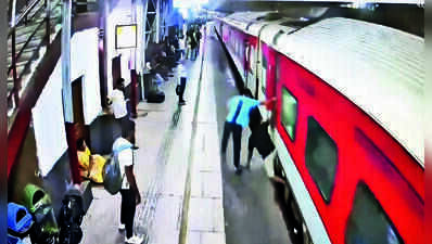 Mumbai man trying to board moving train loses leg