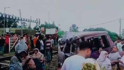 Train collides with school van in West Bengal's Murshidabad; several students critical