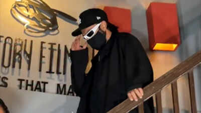 Ranveer Singh hides his new look during visit to Hansal Mehta's office ahead of 'Pralay' shoot - Watch video
