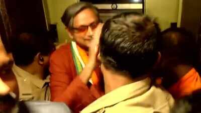 देखें: केरल के होटल की लिफ्ट फंसने के बाद शशि थरूर को बचाया गया