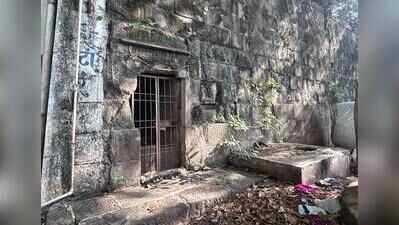 290-year-old Omkareshwar ghat needs attention