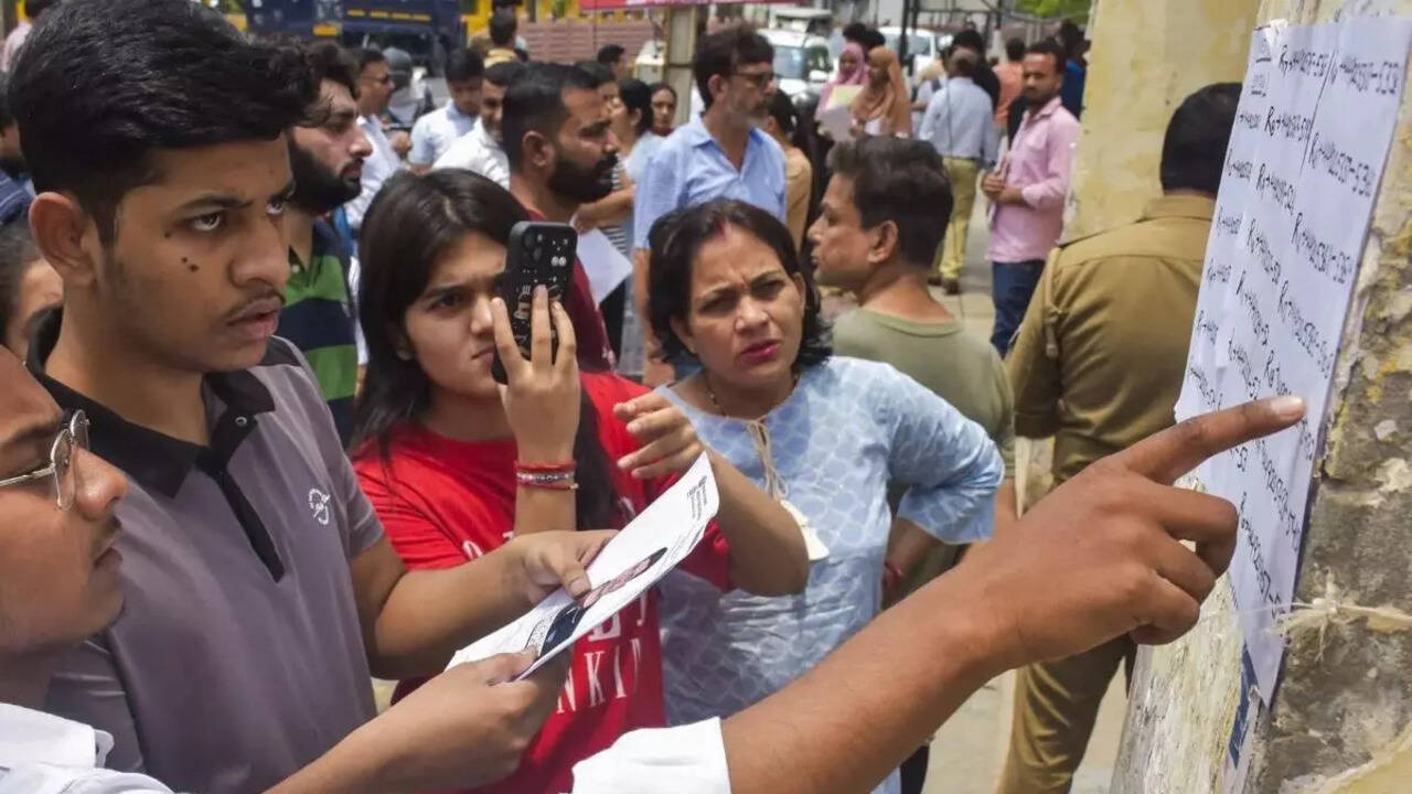 NEET UG 2026 कटऑफ तेजी से बढ़ी, छात्रों को डर है कि 600 अंकों के बावजूद सरकारी मेडिकल सीटें खिसक सकती हैं