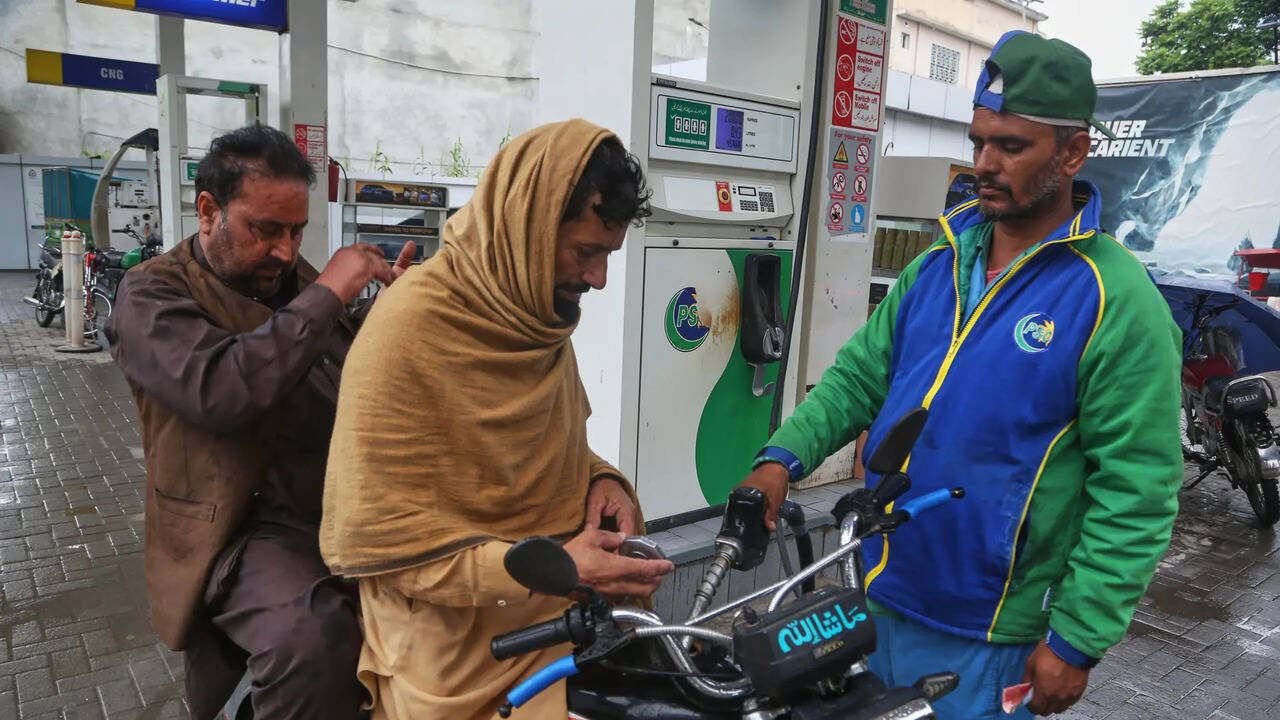 Pakistan to revise fuel prices daily; current account slips into $139 million FY26 deficit